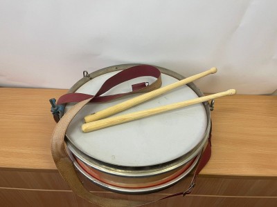 Барабан и палочки